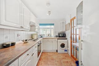 Frencham stylish Long Stay with Hot Tub - 3