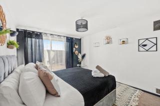 Frencham stylish Long Stay with Hot Tub - 2