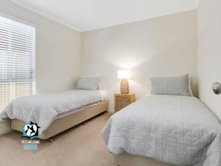 Light Filled Modern & Stylish 3BR Holiday Home - 1