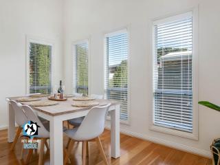 Light Filled Modern & Stylish 3BR Holiday Home - 8