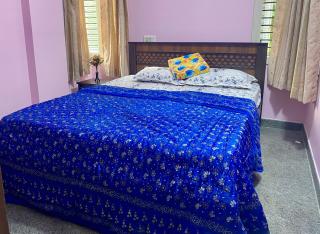 Spacious Queen Bed Suite 6km to Palace, Free Wi-Fi, Books, Toys, Smart TV - 9