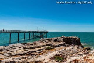 Zen by the Coast: 2-BR Cozy Retreat Near Uni/Shops - Casuarina - 9