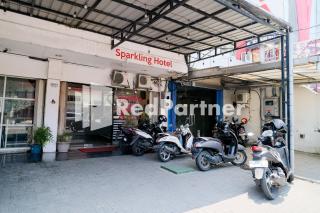RedDoorz at Sparkling Hotel Surabaya - Surabaia - 6