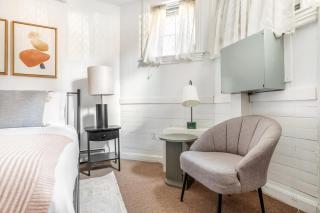 Back Bay Studio steps from Newbury T BOS-557 - 8