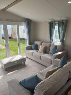 Beautiful 8 Berth Caravan With Decking At Naze Marine Park, Essex Ref 17184P - 9