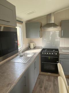 Beautiful 8 Berth Caravan With Decking At Naze Marine Park, Essex Ref 17184P - 7