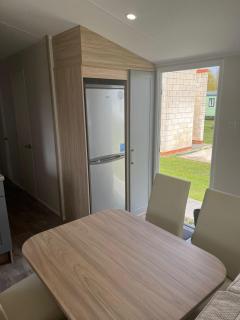 Beautiful 8 Berth Caravan With Decking At Naze Marine Park, Essex Ref 17184P - 6
