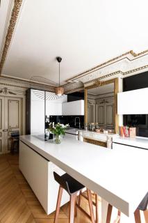 Veeve - Classical Features in the 9th - Paris - 1
