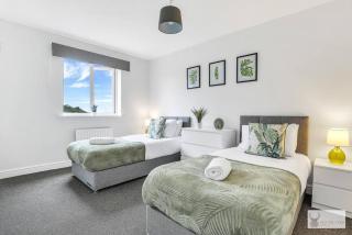 Modern 4-Bedroom Gem Family & Business Friendly - 3