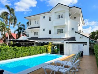 Mini-Me HUBS, Charm Suites & Pool in Old City - Chiang Mai - 2