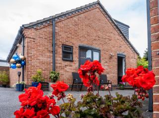 UPSIDE DOWN HOUSE - Sleeps up to 6 Guests - Great for Family and Friends Gatherings,Corporate events ,Near Sherwood Forest at Fairview Farm in Nottingham set in 88 acres - Nottingham - 4