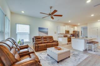 Spacious Freeport Home with Deck and 2 Living Areas! - Freeport - 6