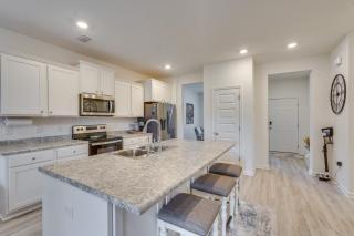 Spacious Freeport Home with Deck and 2 Living Areas! - Freeport - 5