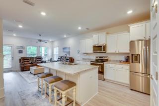 Spacious Freeport Home with Deck and 2 Living Areas! - Freeport - 4