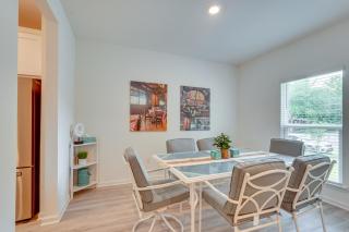 Spacious Freeport Home with Deck and 2 Living Areas! - Freeport - 2