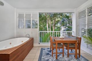 Chic Resort Living at Luxury Beach Club and Spa - Palm Cove - 9