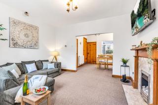 Comfortable 3 Bedroom Gem with 2 Bathrooms Perfect for Groups - 1