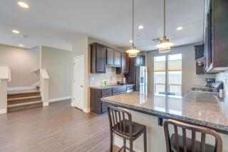 Ideally Located Sacramento Townhome with 2 Balconies - Sacramento - 2