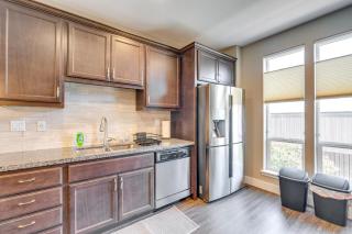 Ideally Located Sacramento Townhome with 2 Balconies - Sacramento - 1