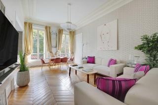 Appt Avenue Montaigne - Champs Elysées 2BD - 4P - 0