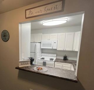 Cozy Retreat 1.8 Mi to Stadium - 6