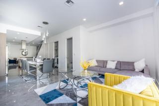 Modern 4-Bedroom Townhouse with Pool! - Miami - 3