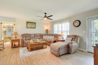 Cozy Stafford Home with Outdoor Pool Pets Welcome! - 7