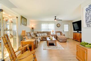 Cozy Stafford Home with Outdoor Pool Pets Welcome! - 6