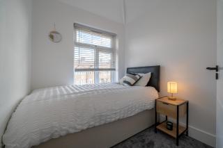 Modern 5 bed home in Ealing, free driveway parking, sleeps 8 - Harrow on the Hill - 4