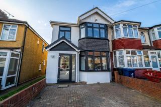 Modern 5 bed home in Ealing, free driveway parking, sleeps 8 - 1