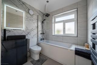 Modern 5 bed home in Ealing, free driveway parking, sleeps 8 - 9
