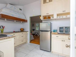 Classic Cottage w/Boat Parking! Steps to Sand! - Longboat Key - 5