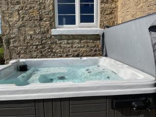 Luxury Farmhouse with Stunning Views and Hot Tub - Ebberston - 9