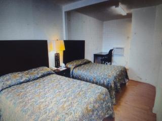 Budget Inn & Suites -Super-Ice Cold Spotless Rooms- Door-to-Door Lit Parking & Lowest Price plus HBO Max,Spanish TV, Internet free!! - Freer - 3
