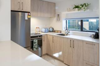 Walk to Riverside Market 4 bed 4 bath with car park - 2