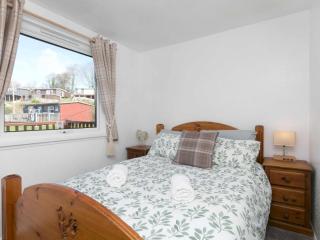 Pass the Keys Comfortable 2 Bed Riverside Chalet near Snowdonia - Caernarfon - 7