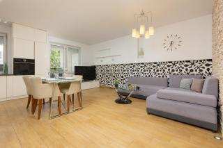 Metro Targówek Spacious Apartment with Parking by Noclegi Renters - Varsavia - 0