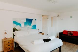 UPSIDE DOWN HOUSE - Sleeps up to 6 Guests - Great for Family and Friends Gatherings,Corporate events ,Near Sherwood Forest at Fairview Farm in Nottingham set in 88 acres - Nottingham - 2
