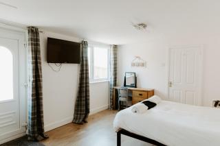 UPSIDE DOWN HOUSE - Sleeps up to 6 Guests - Great for Family and Friends Gatherings,Corporate events ,Near Sherwood Forest at Fairview Farm in Nottingham set in 88 acres - Nottingham - 1