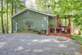 Quaint Smoky Mountain Cabin - 4 Mi to Gatlinburg! - Gatlinburg - 0