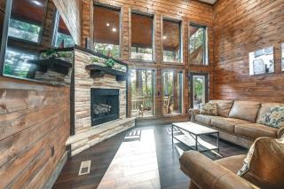 Sleek Cabin with Hot Tub 11 Mi to Broken Bow Lake! - Broken Bow - 5