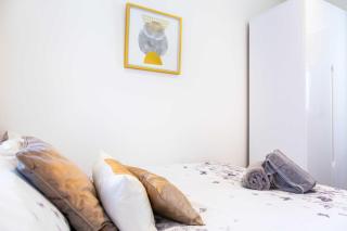 Executive 2 Bed Apartment with Free Parking by Amazing Spaces Relocations Ltd - Warrington - 7