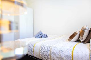 Executive 2 Bed Apartment with Free Parking by Amazing Spaces Relocations Ltd - Warrington - 8