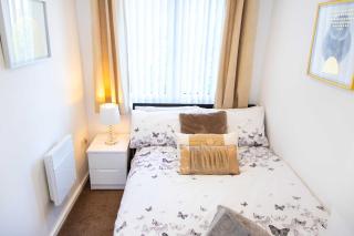 Executive 2 Bed Apartment with Free Parking by Amazing Spaces Relocations Ltd - Warrington - 9