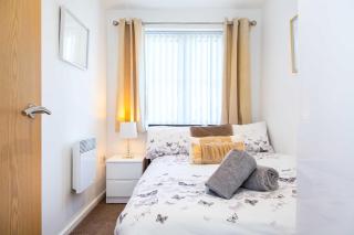Executive 2 Bed Apartment with Free Parking by Amazing Spaces Relocations Ltd - Warrington - 2