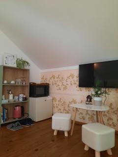 Vintage and cozy room, free parking, shared house in the small quiet village - 1