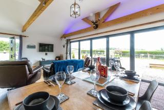 FAIRVIEW FARM Holiday Accommodation 14 Luxury Lodges, Cabins, Dog Friendly, Suitable for Couples, Families and Groups, Wedding Guests , Corporate events, Sleeps 2-65 guests in Ravenshead, Nottingham near Sherwood Forest, set in 88 acres - Nottingham - 3