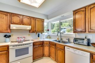 Serene Forest Grove Home with Deck and Stunning Views! - Forest Grove - 6