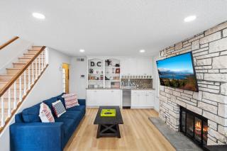 The Americana 4 bedroom with spa and bikes, seps to the beach - Huntington Beach - 6