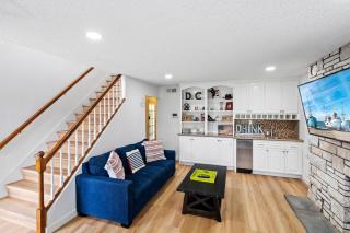 The Americana 4 bedroom with spa and bikes, seps to the beach - Huntington Beach - 1
